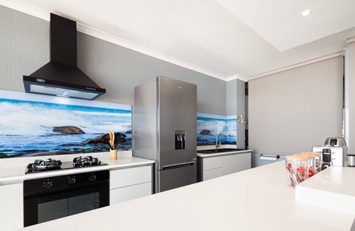 Shaka's Rock Apartment | Beachfront Retreat in Ballito with Kitchen & Breakfast