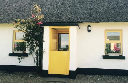 Ballyvaughan Cottage | Ballyvaughan Cottage No 6: Ideal Family Getaway, Pet Friendly