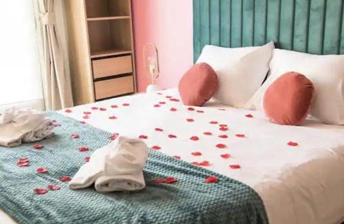 Illkirch-Graffenstaden Apartment | Relaxing Retreat: Balnéo & Confort with Hot Tub Access