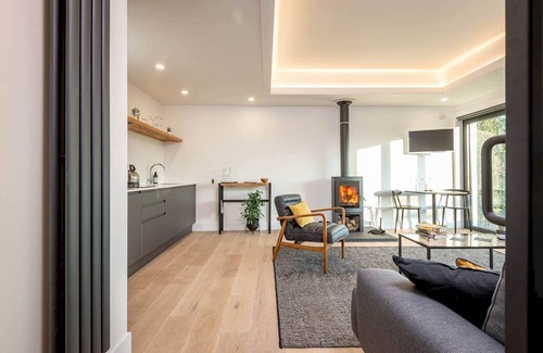 St. Andrews Cottage | Elegant Garden Cottage with Wood Burner & Family-Friendly Amenities