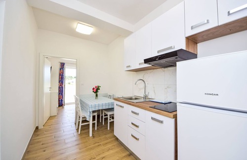 Cove Tri Zala (Zrnovo) Apartment | Relax at Balota - Moreška: Oceanfront Retreat with Pool