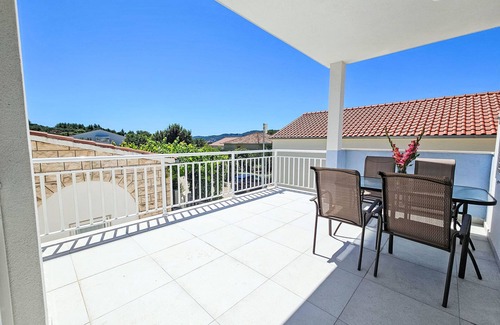 Cove Tri Zala (Zrnovo) Apartment | Relax at Balota - Moreška: Oceanfront Retreat with Pool