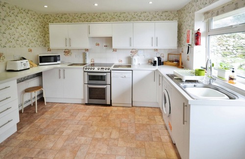 Ventnor Cottage | Cozy Oceanfront Bungalow for 6 Guests with Kitchen
