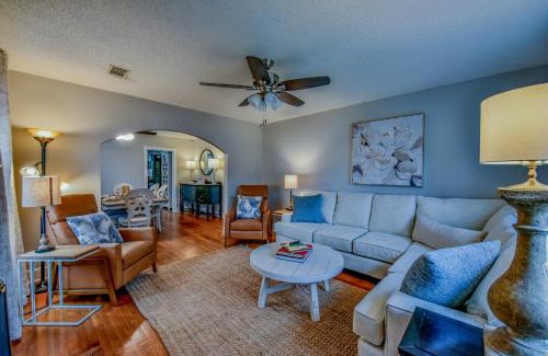 Forest Lake House | Family-Friendly Bama Bungalow with Kitchen Amenities