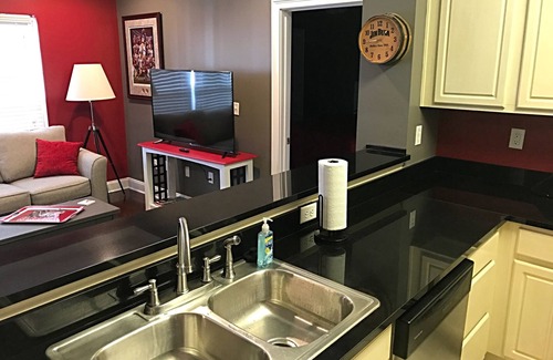 Tuscaloosa Condo | Stylish Bama Condo Steps from Campus with Pool & Spa