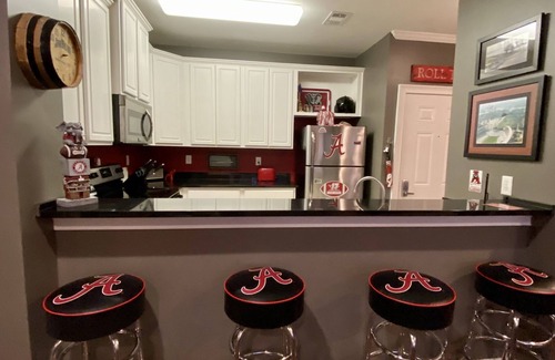 Tuscaloosa Condo | Stylish Bama Condo Steps from Campus with Pool & Spa