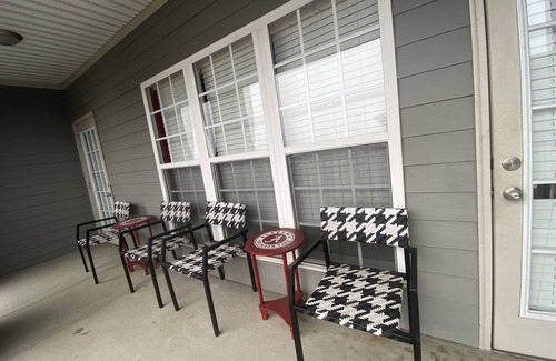 Tuscaloosa Condo | Stylish Bama Condo Steps from Campus with Pool & Spa