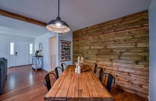Northport House | Bama Retreat - Sleeps 10, 5 Miles to Game Day Fun