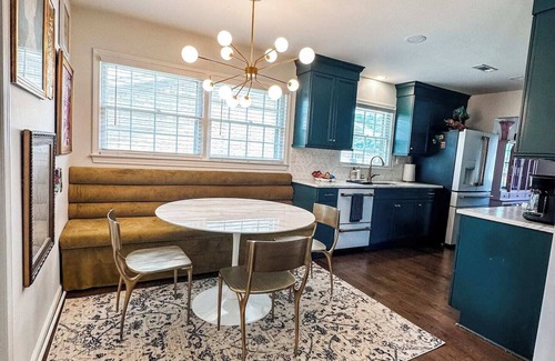 Forest Lake House | Conveniently Located Hotel Near Campus with Spa & Breakfast