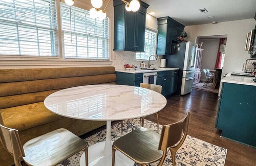Forest Lake House | Conveniently Located Hotel Near Campus with Spa & Breakfast