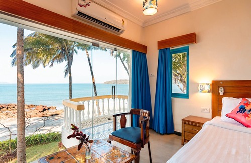 Siridao Hotel | Beachfront Bambolim Beach Resort with Pool and Spa Access