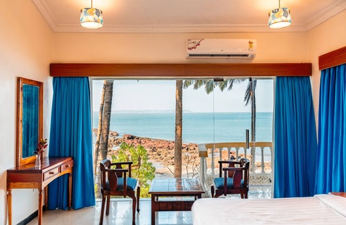 Siridao Hotel | Beachfront Bambolim Beach Resort with Pool and Spa Access