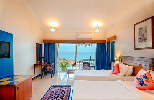 Siridao Hotel | Beachfront Bambolim Beach Resort with Pool and Spa Access