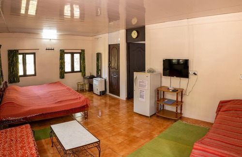 Masinagudi House | Explore Bamboo Banks: Family-Friendly with Pool & Breakfast