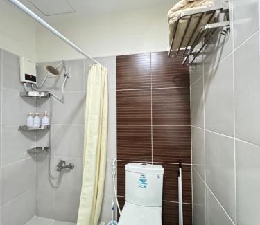 Mandaue Apartment | Tranquil Bamboo Bay Community: Free Wifi, Pool & Gym Access
