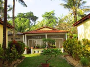 Cua Can Village Resort | Inviting Bamboo Cottages: Oceanfront Retreat with Pool