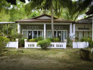 Cua Can Village Resort | Inviting Bamboo Cottages: Oceanfront Retreat with Pool