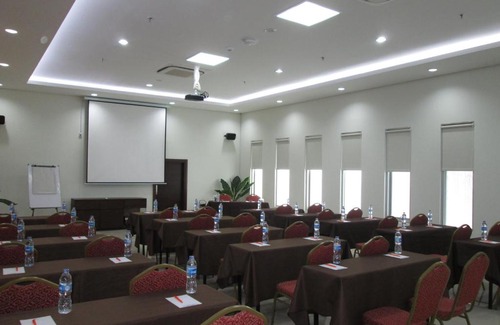 Palmerah Hotel | Budget-Friendly Bamboo Inn Hotel & Cafe with Breakfast Included