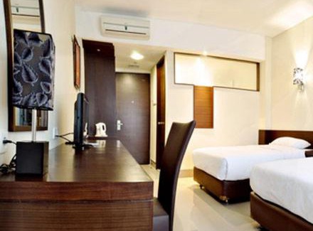 Palmerah Hotel | Budget-Friendly Bamboo Inn Hotel & Cafe with Breakfast Included