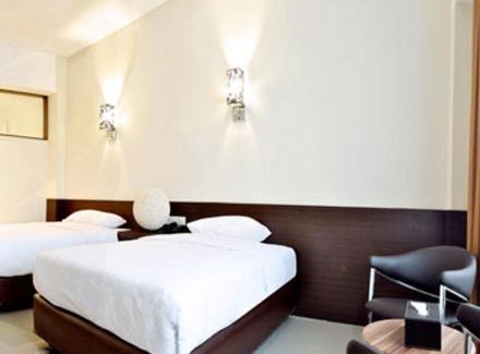 Palmerah Hotel | Budget-Friendly Bamboo Inn Hotel & Cafe with Breakfast Included