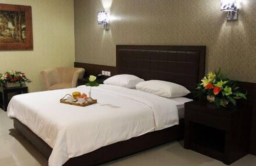 Palmerah Hotel | Cozy Bamboo Inn Hotel & Cafe: Ideal for Families and Relaxation
