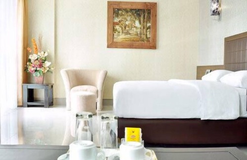 Palmerah Hotel | Cozy Bamboo Inn Hotel & Cafe: Ideal for Families and Relaxation