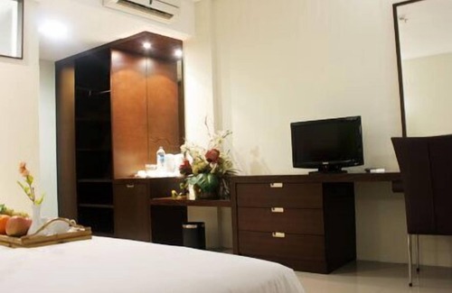 Palmerah Hotel | Cozy Bamboo Inn Hotel & Cafe: Ideal for Families and Relaxation