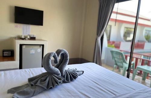 Ko Chang Hotel | Relaxing Bamboo @ Koh Chang with Oceanfront Pool Access