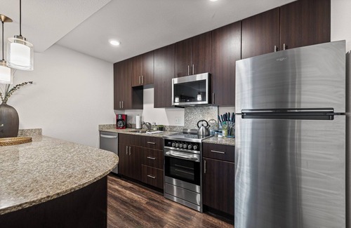 Prairie Village Apartment | Bamboo Loft Elegant Spacious - dedicated workspace dedicated Parking has a GYM