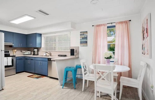 East Naples House | Beachside Retreat: Bamboo Oasis Near Ocean & Downtown