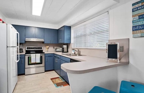 East Naples House | Beachside Retreat: Bamboo Oasis Near Ocean & Downtown
