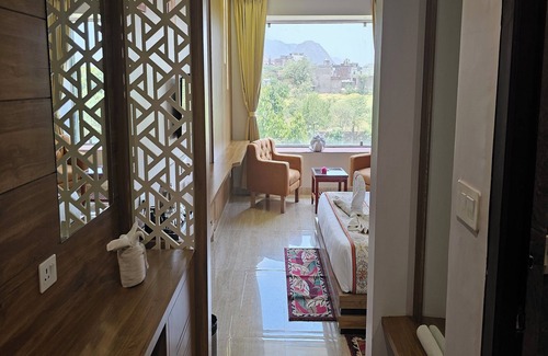 Pushkar Hotel | Explore Bamboo Saa Mulberry Resort: Family-Friendly Retreat