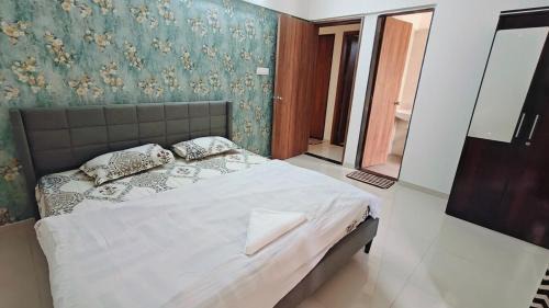 Baner Apartment | Bamboo Stays 3bhk with Skylounge & pool