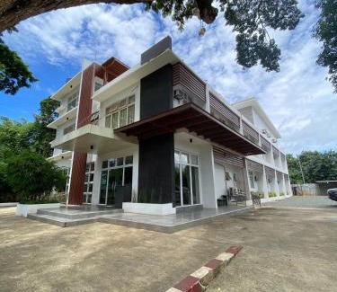 Puerto Princesa City Centre Hotel | Discover Bambu Suites: Family-Friendly Stay with Breakfast