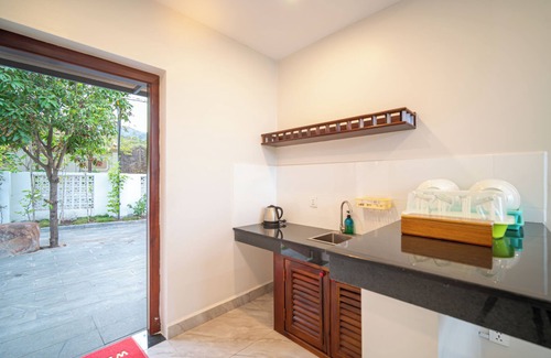 Kampot House | Inviting Ban Ban Resort TeukChhou with Pool & Breakfast