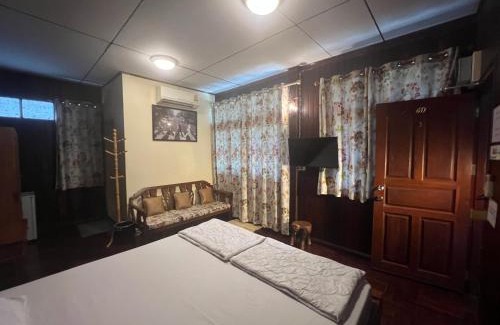 Ayutthaya House | Highly Rated Ban Heng: Your Ideal Budget Stay Awaits