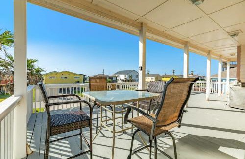 Surfside Beach House | Banana Cabana - Quick Walk to Beach & Restaurants
