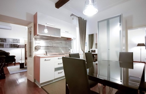 Rione VI Parione Apartment | Inviting Banchi Apartment: Family-Friendly Three Bedroom Stay