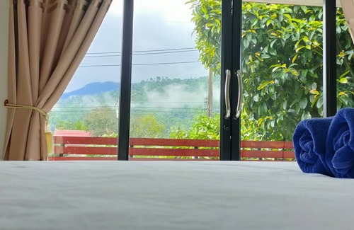 Kamlon House | Inviting Banchomchan: Family-Friendly with Pool & Dining
