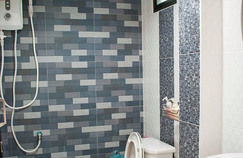 Kamlon House | Inviting Banchomchan: Family-Friendly with Pool & Dining