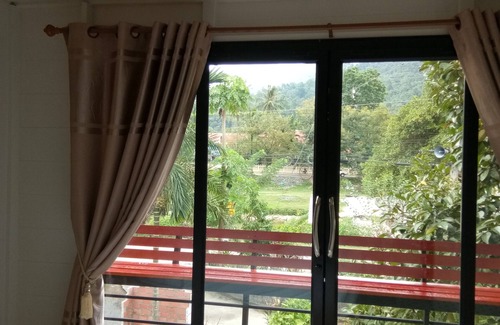 Kamlon House | Inviting Banchomchan: Family-Friendly with Pool & Dining