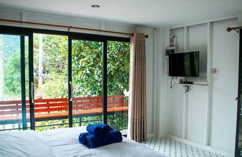 Kamlon House | Inviting Banchomchan: Family-Friendly with Pool & Dining