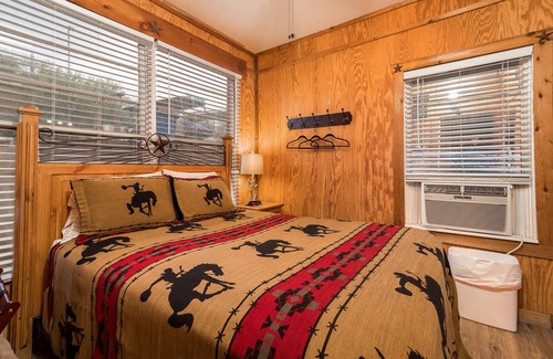 Bandera Hotel | Pet-Friendly Bandera Bunkhouse On Main #4 - 10/10 Rated Stay