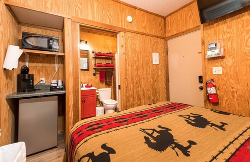 Bandera Hotel | Pet-Friendly Bandera Bunkhouse On Main #4 - 10/10 Rated Stay