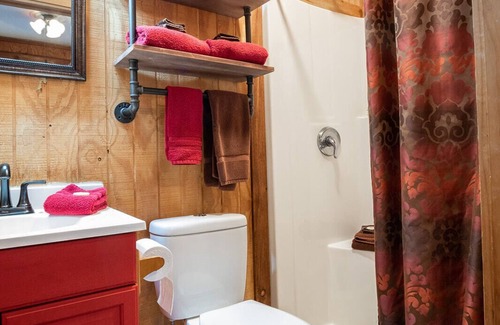 Bandera Hotel | Pet-Friendly Bandera Bunkhouse On Main #4 - 10/10 Rated Stay
