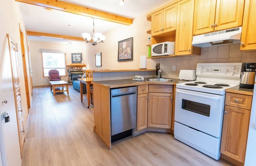 Harvie Heights House | Cozy Banff Woods Lodge with Hot Tub & Kitchen Near Canmore