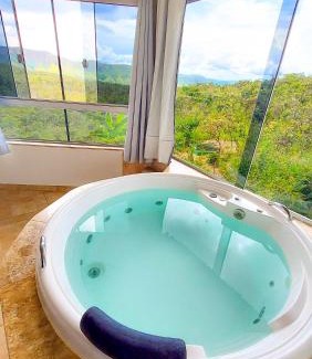 Sao Jorge Cabin | Eco-Friendly Bangalô São Jorge with Hot Tub & Breakfast