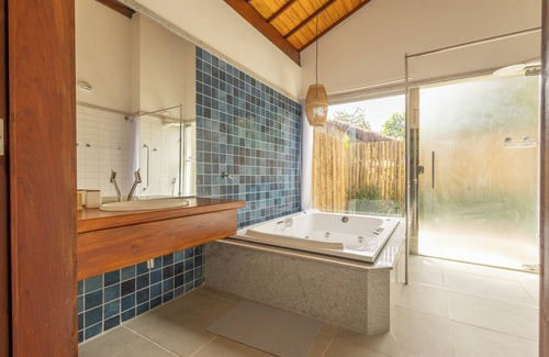 Praia dos Carneiros Hotel | Relax at Bangalôs do Gameleiro: Poolside Retreat Awaits