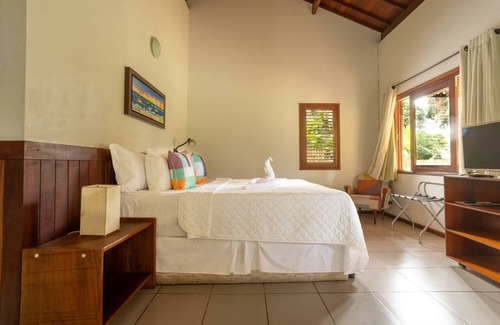 Praia dos Carneiros Hotel | Relax at Bangalôs do Gameleiro: Poolside Retreat Awaits
