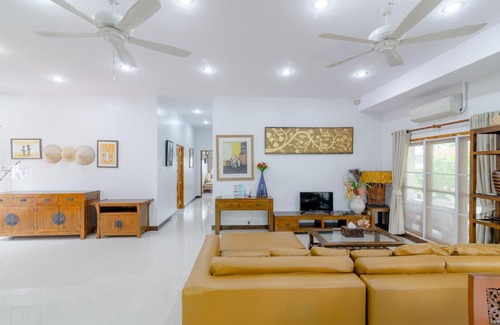 Thong Chai Villa | Beachfront Bliss at Bangsaphan Paradise Bankrut Villa